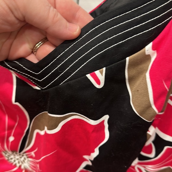 Nine West 18W Sleeveless Dress. Large, fun red/pink flowers on a black base. - Picture 4 of 10